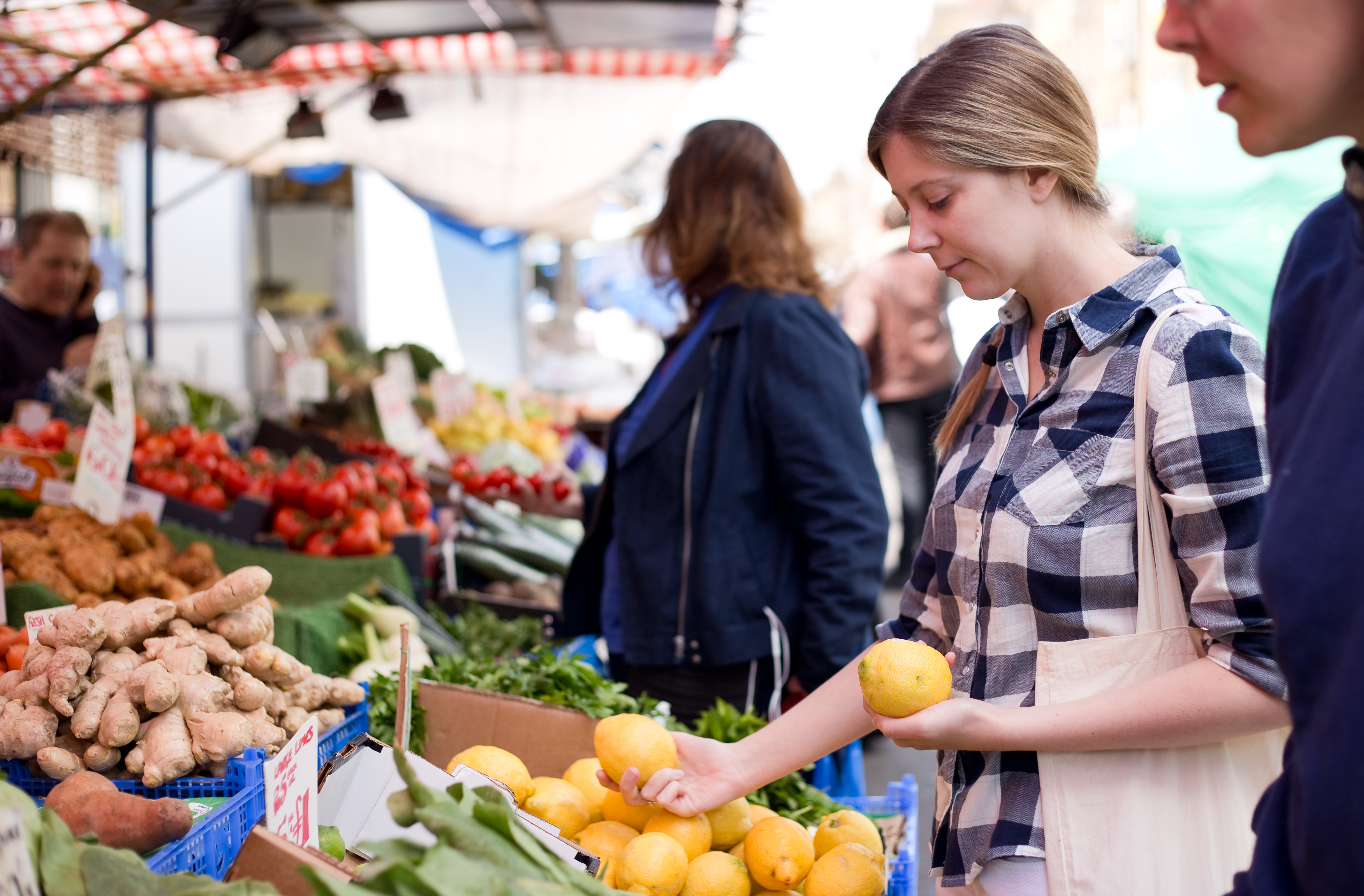 Продуктовый рынок. На рынке. Рынок еды. Люди на рынке. Девушка на рынке.